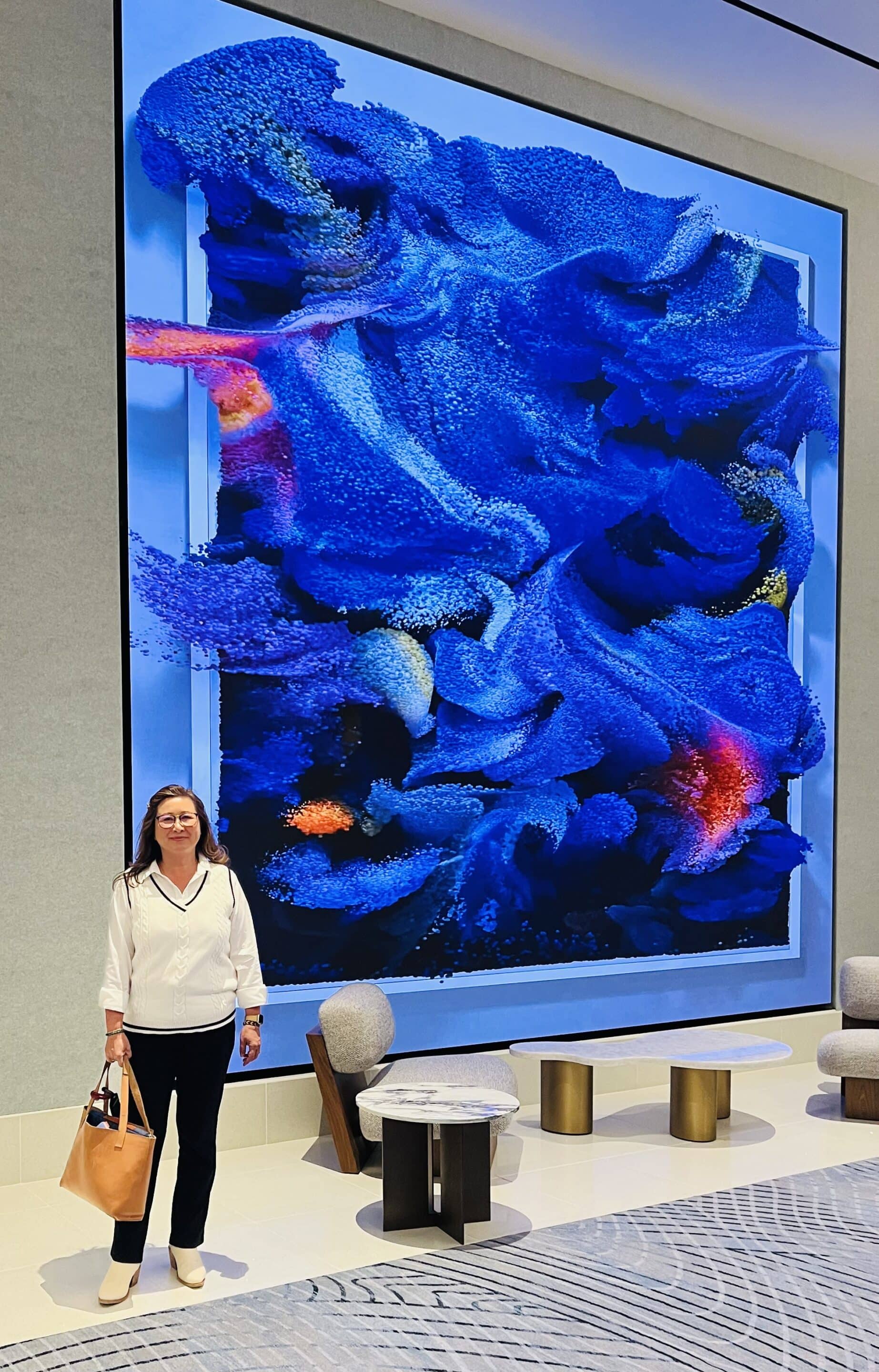 Irene em frente ao Fontainebleau Las Vegas Conference Center Videowall LED