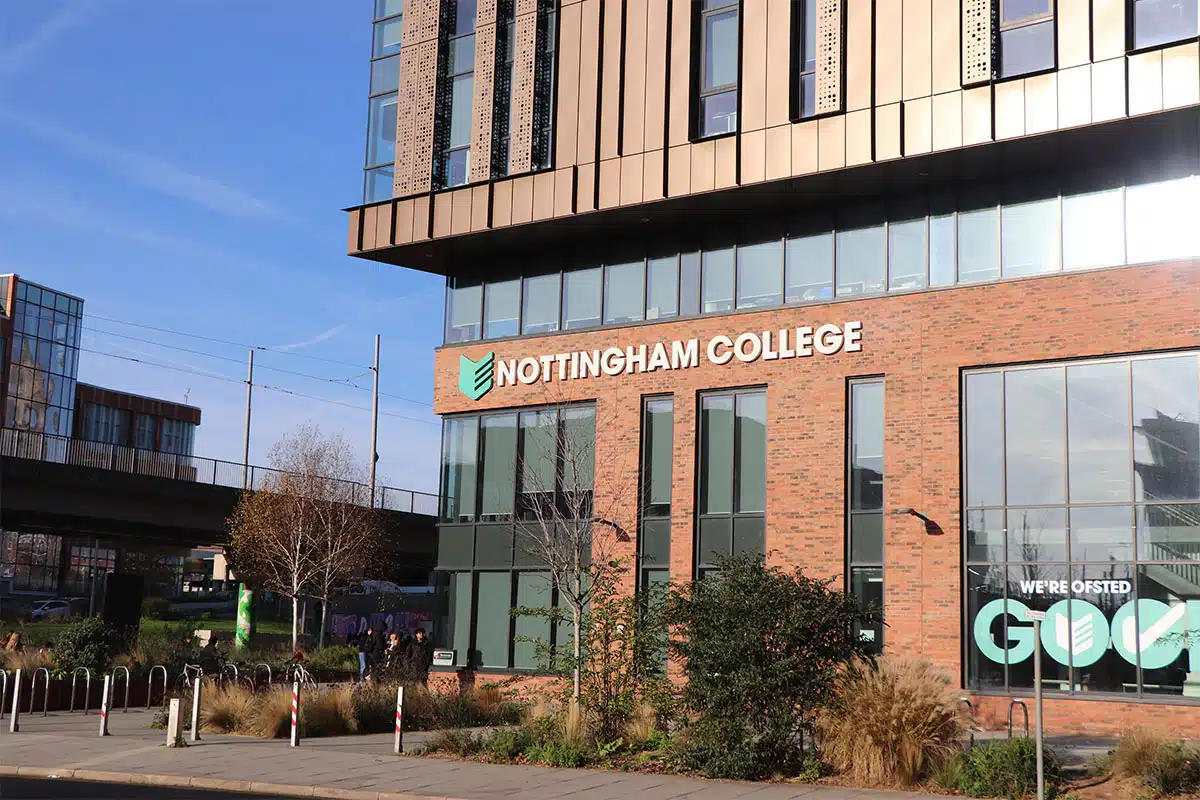 Exterior do Colégio de Nottingham