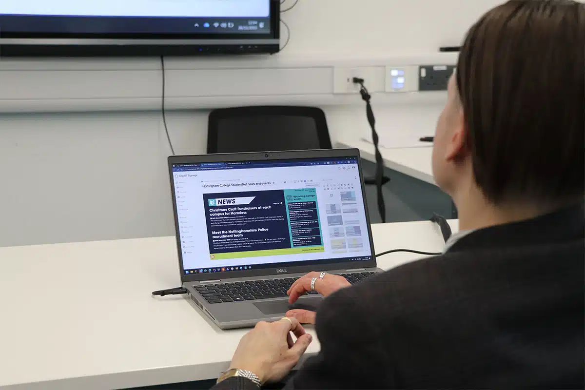 Sinalética digital para computadores portáteis do Nottingham College