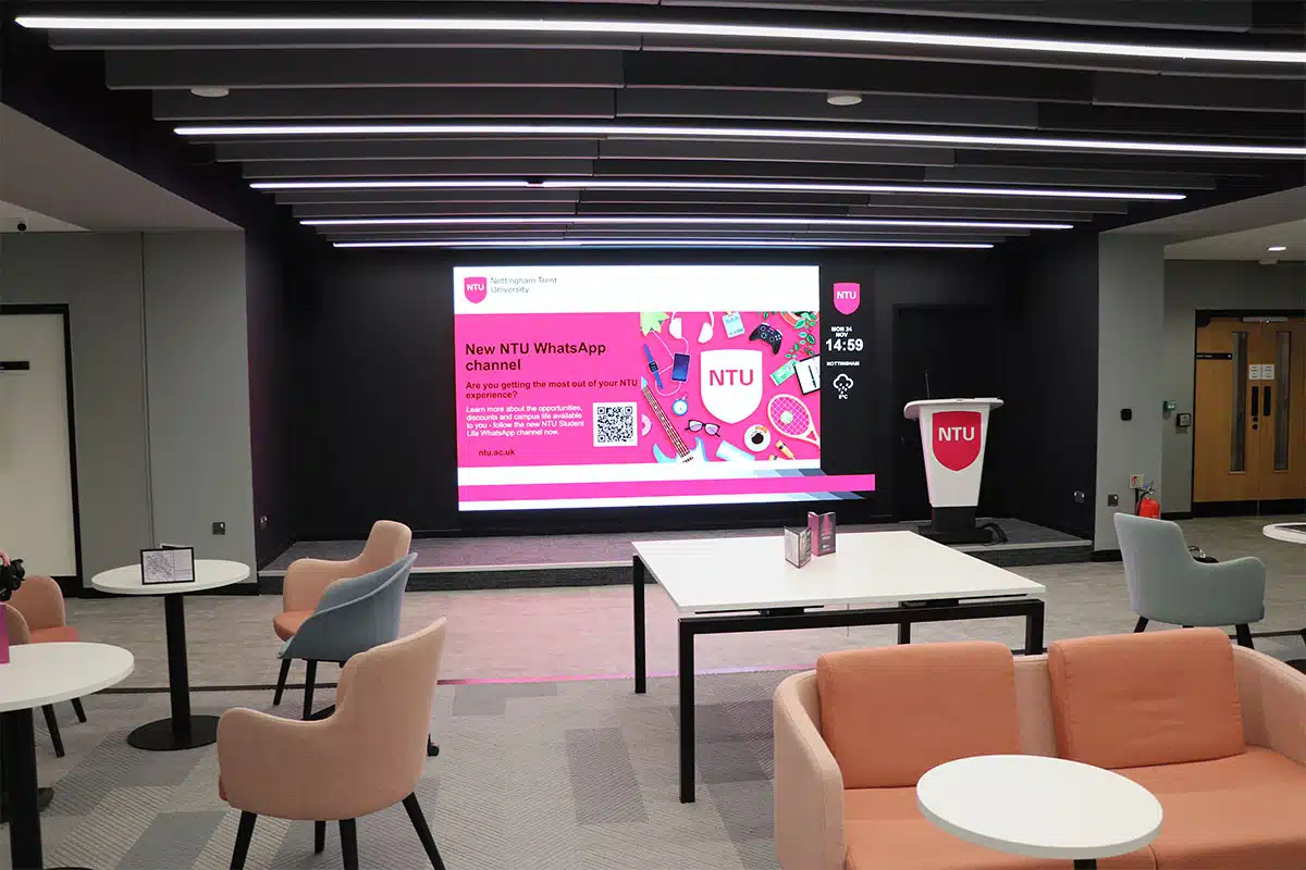 Sinalização digital com projetor da Universidade de Nottingham Trent